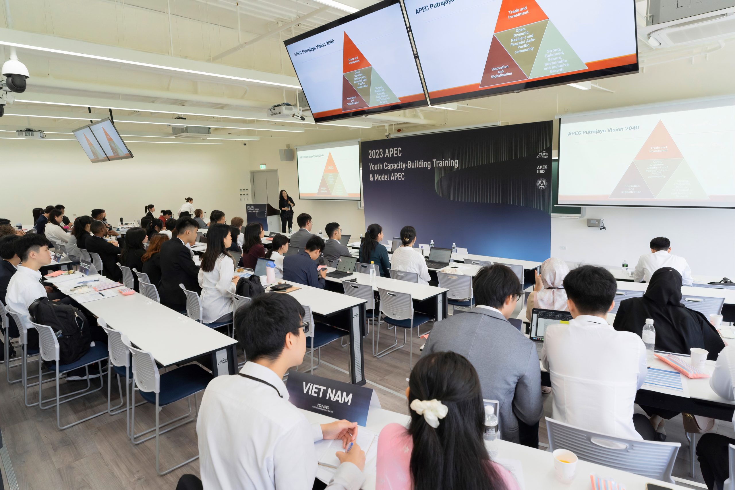 #EntrevistasCAMSantiago: Claudio F. Osses Garrido y su participación en «APEC Youth Capacity-Building Training & Model APEC» en Taipéi